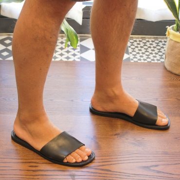Men's leather slides sandals in black leather handmade | Gianluca - L'artigiano del cuoio
